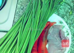 韭菜花炒肉丝的做法图解1