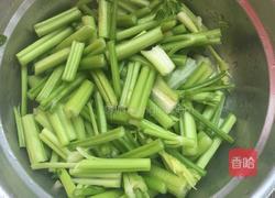 芹菜炒肉的做法图解1