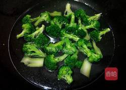 西兰花炒蟹味菇的做法图解3