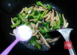 西兰花炒蟹味菇的做法图解7
