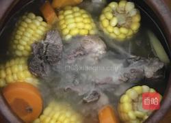 伞骨胡萝卜玉米汤（沙煲法）的做法图解7