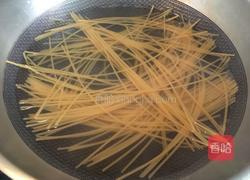 奶油蛋黄培根意大利面的做法图解4
