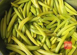 凉拌鲜黄花菜的做法图解1