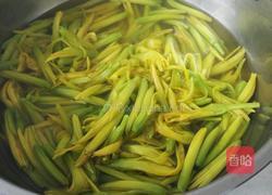 凉拌鲜黄花菜的做法图解2