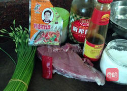 韭菜花炒猪肉的做法图解1