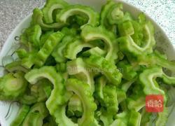 家常菜苦瓜炒蛋的做法图解1