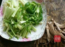芹菜炒香干的做法图解1