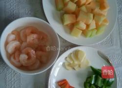 彩椒哈密瓜炒虾仁的做法图解2
