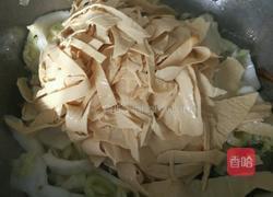 白菜炒腐皮的做法图解5
