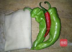 青椒炒豆腐皮的做法图解1