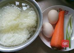 胡萝卜鸡蛋炒米粉的做法图解1