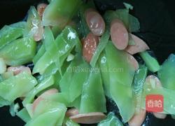 莴苣炒火腿肠的做法图解4