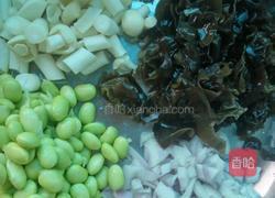 毛豆炒蟹味菇的做法图解2