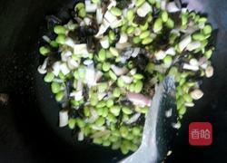 毛豆炒蟹味菇的做法图解5