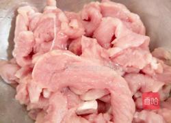 青椒炒肉片的做法图解1