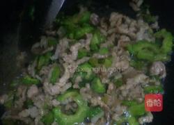 苦瓜炒肉丝的做法图解3