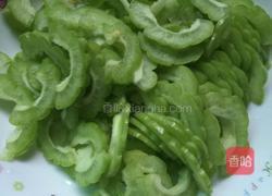 肉丝炒苦瓜的做法图解1