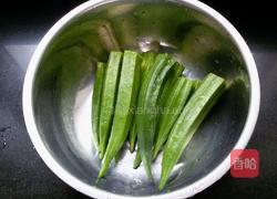 秋葵炒香肠的做法图解1