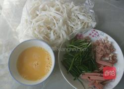 韭香炒河粉的做法图解1