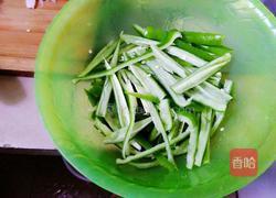 青椒炒蛋的做法图解1