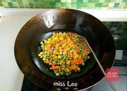 杂蔬肉丁酱油炒饭的做法图解3