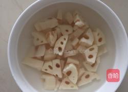糖醋藕丁的做法图解1
