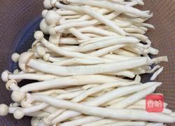 海鲜菇炒瘦肉的做法图解1