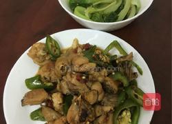 青椒炒鸡肉的做法图解2