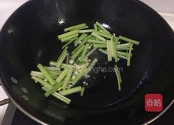 芹菜炒核桃仁的做法图解7