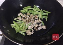 芹菜炒核桃仁的做法图解8