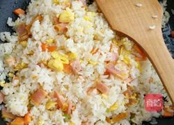 鸡蛋虾仁火腿炒饭的做法图解11