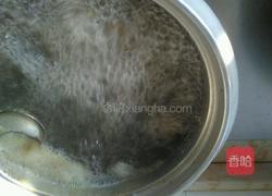 木耳菱角玉米骨头汤的做法图解5
