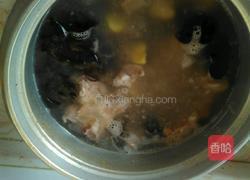 木耳菱角玉米骨头汤的做法图解8