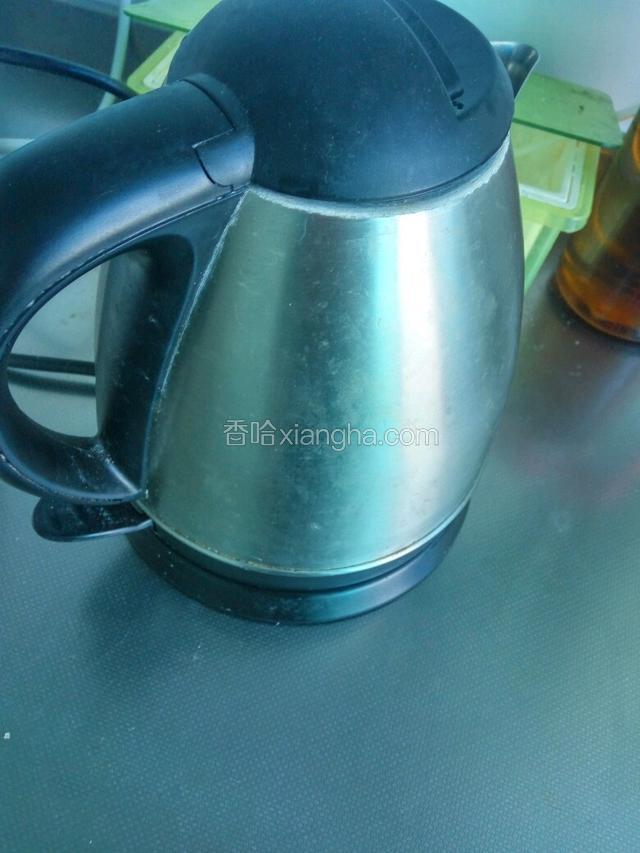 同时水壶也烧一壶开水。