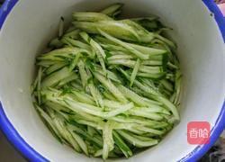 凉拌黄瓜丝的做法图解2