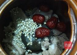 酸菜排骨汤的做法图解2