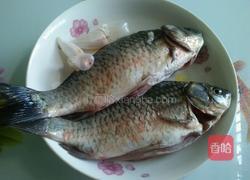 鲫鱼汤的做法图解1