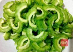 苦瓜炒肉的做法图解1