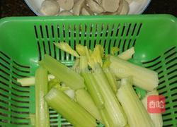 西芹炒肉丸的做法图解2