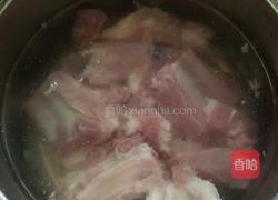 酸菜排骨汤的做法图解1