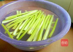 芹菜炒肉的做法图解1