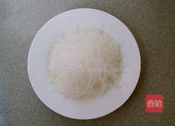 白萝卜丝煮鱼的做法图解2