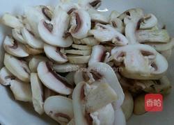 蘑菇炒肉的做法图解2
