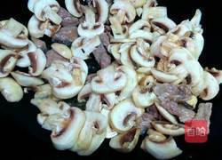 蘑菇炒肉的做法图解5