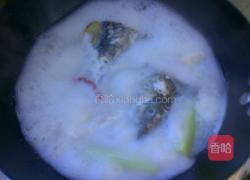 海鲜菇鱼头汤的做法图解5