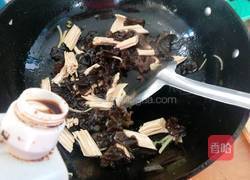 木耳炒腐竹的做法图解4