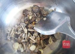 青红椒炒鲜蘑的做法图解3