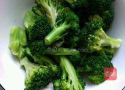 西兰花炒肉的做法图解1