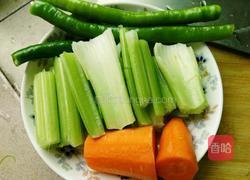素炒芹菜的做法图解1