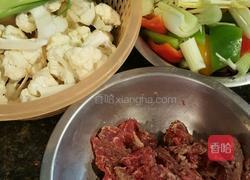 三椒菜花芹菜炒牛肉的做法图解2